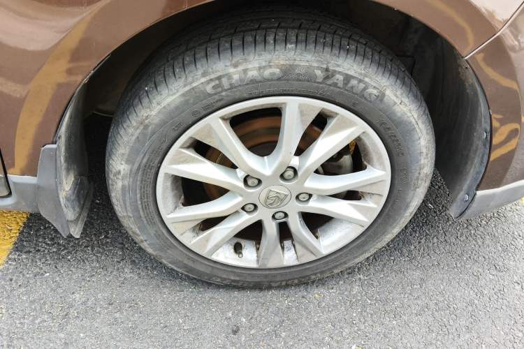 Used Baojun 730 2014 1.5L manual Comfort version 7 seats Right Front Wheel Hub