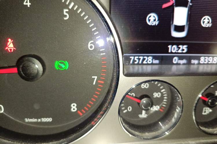 Used Volkswagen Phaeton 2011 3.6L V6 4-Seater Extended-Length Individual Edition Odometer Close Up