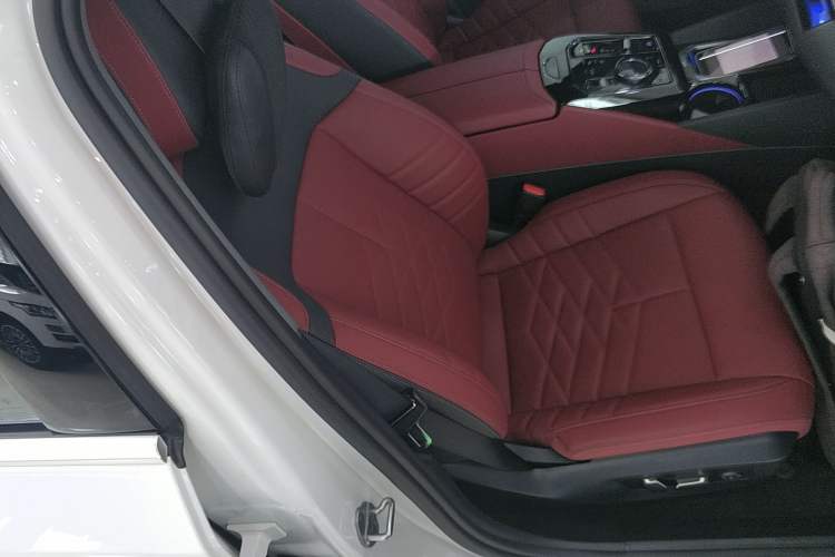 Used BMW i5 2025 eDrive 40L M Sport Package Right Front Seat