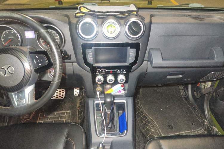 Used BAIC Off-Road BJ40 2016 40L 2.3T Automatic Two-Wheel Drive Prestige Edition Audio And AC Panel