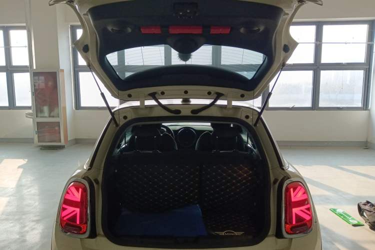 Used MINI MINI 2019 1.5T COOPER Artist
