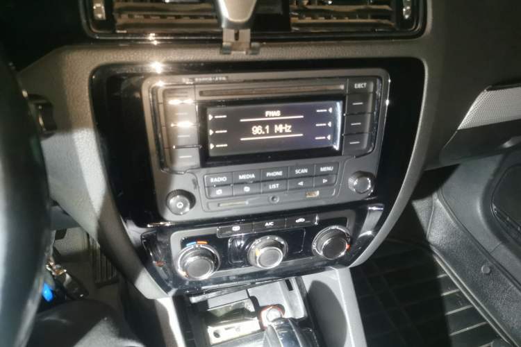 Used Volkswagen Sagitar 2015 1.6L Automatic Comfort Model Audio And AC Panel