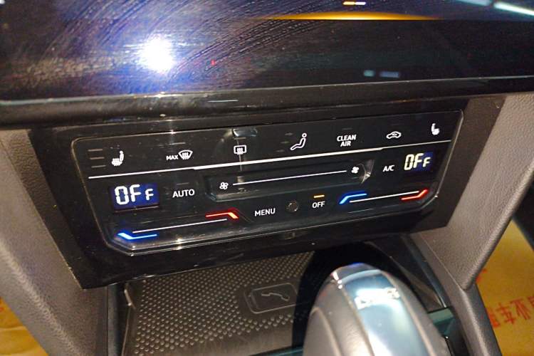 Used Volkswagen Magotan 2021 330TSI DSG 30th Anniversary Edition Audio And AC Panel