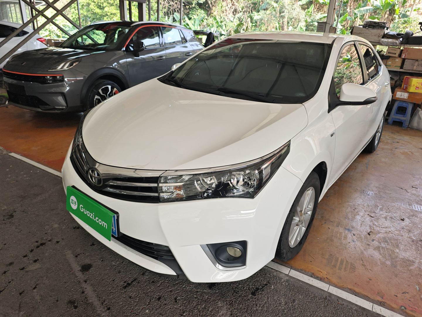 Под передней частью автомобиля