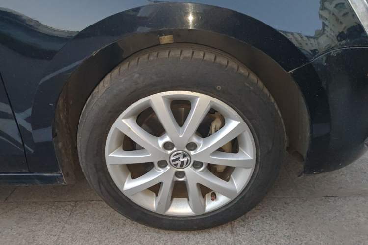 Used Volkswagen Sagitar 2012 1.4TSI Automatic Luxury Edition Right Front Wheel Hub