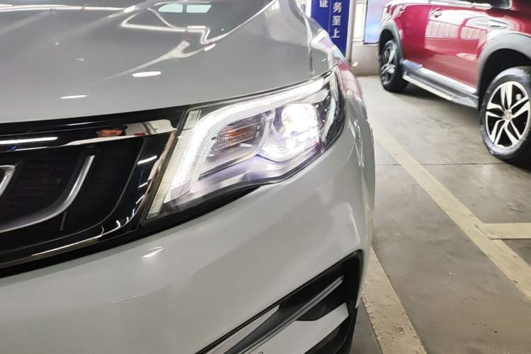 Used Geely Auto Emgrand X7 Sport 2018 1.8TD Automatic Two-Wheel Drive Smart Connect 4G Internet Edition Left Front Headlight