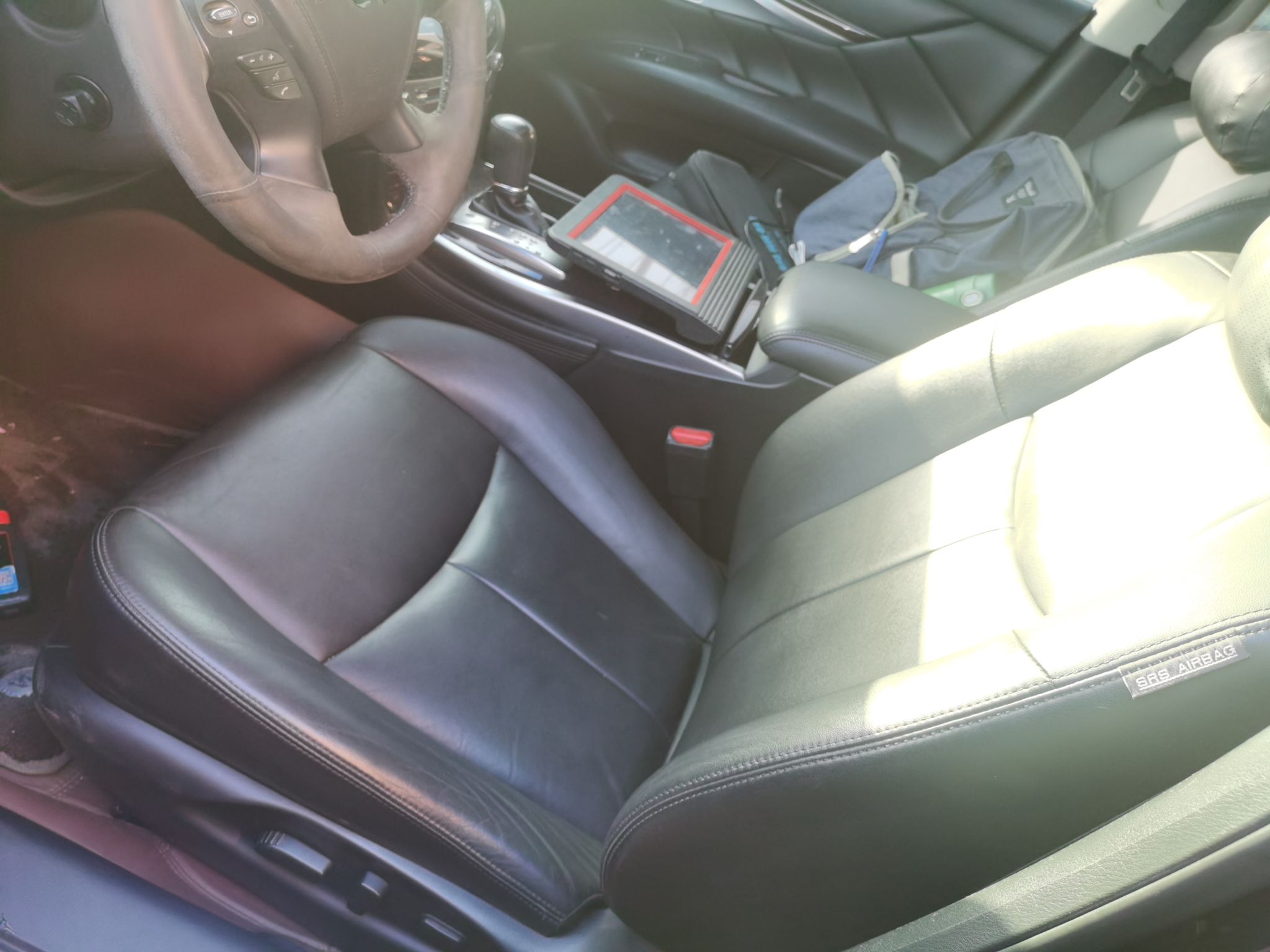 Переднее сиденье в автомобиле