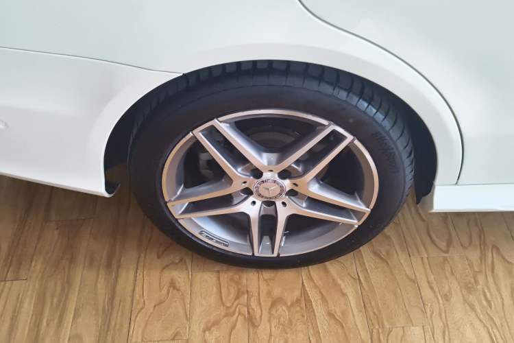 Used Mercedes-Benz E-Class 2015 Revised E 260 L Sporty and Stylish Edition Right Rear Wheel Hub