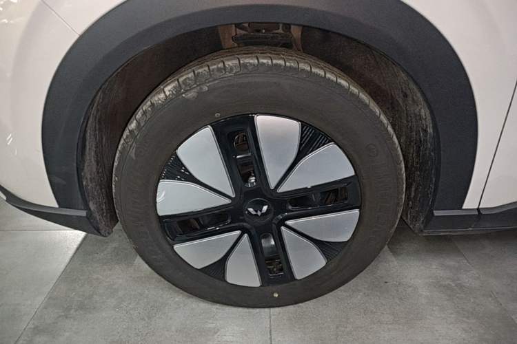 Used Wuling Bingo S 2025 Model 325km Deluxe Edition Left Front Wheel Hub