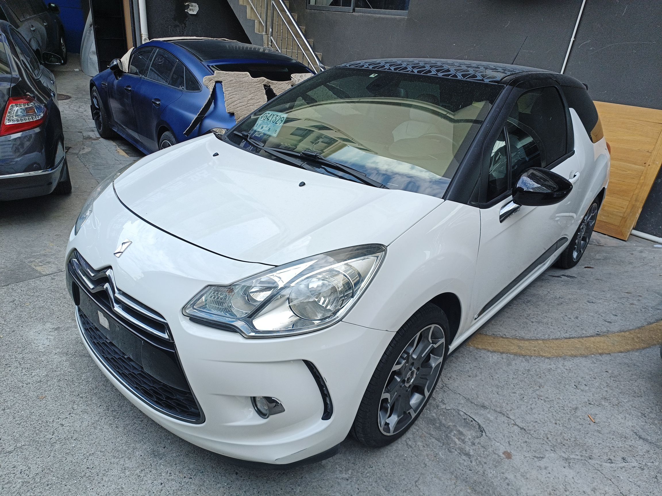 تحت مقدمة السيارة