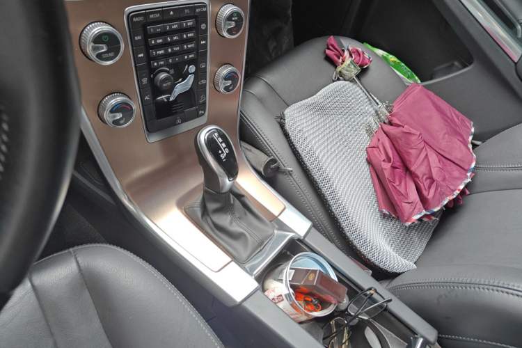 Used Volvo XC60 2017 T5 AWD Smart Upgrade Edition Gear Lever