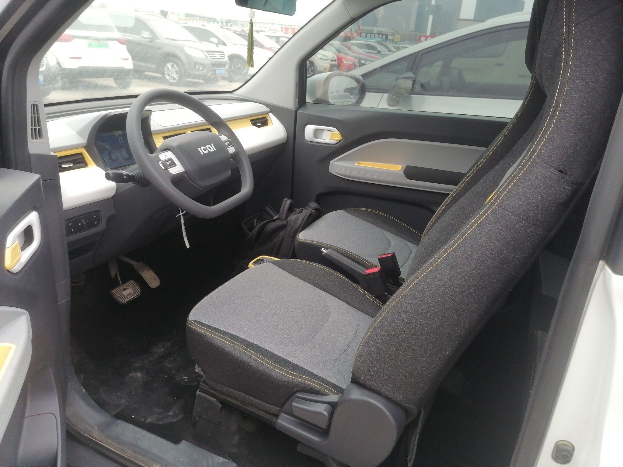 Переднее сиденье в автомобиле