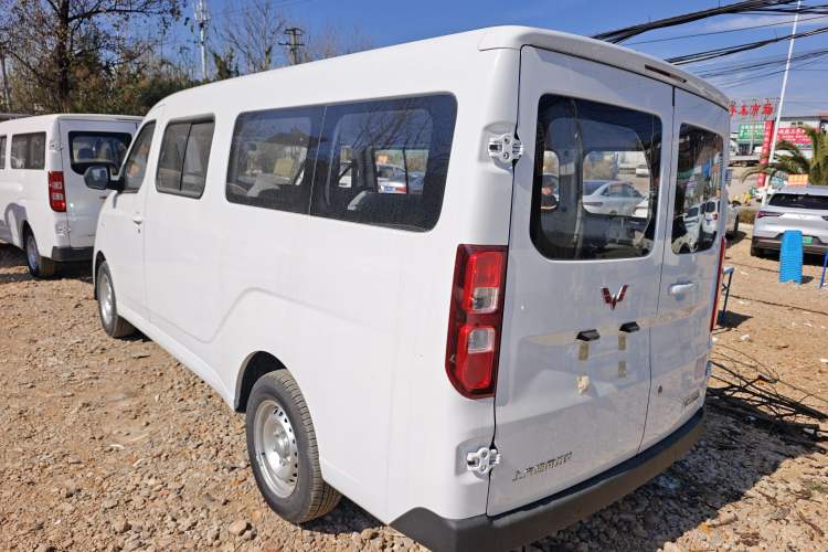 Used Wuling Yangguang 2024 300KM Comfort Version Passenger Van 75kW Exterior 3