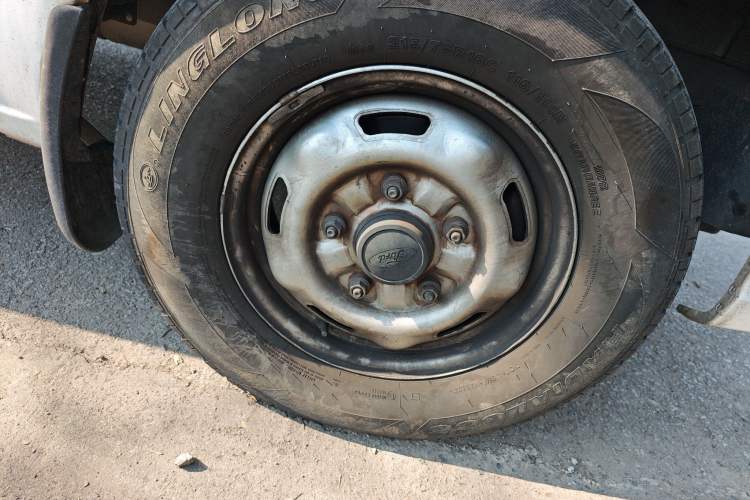 Used JMC Fushun 2022 2.0T Manual Multi-Function Passenger Vehicle Short Wheelbase Mid-Height Roof 6-Seater Right Front Wheel Hub