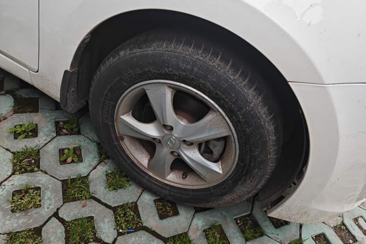 Used Hyundai Verna (older generation) 2014 1.4L Automatic Smart GLS Right Front Wheel Hub