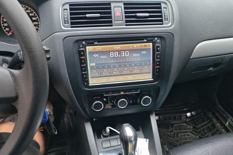 Used Volkswagen Sagitar 2012 1.6L Automatic Comfort Edition Audio And AC Panel