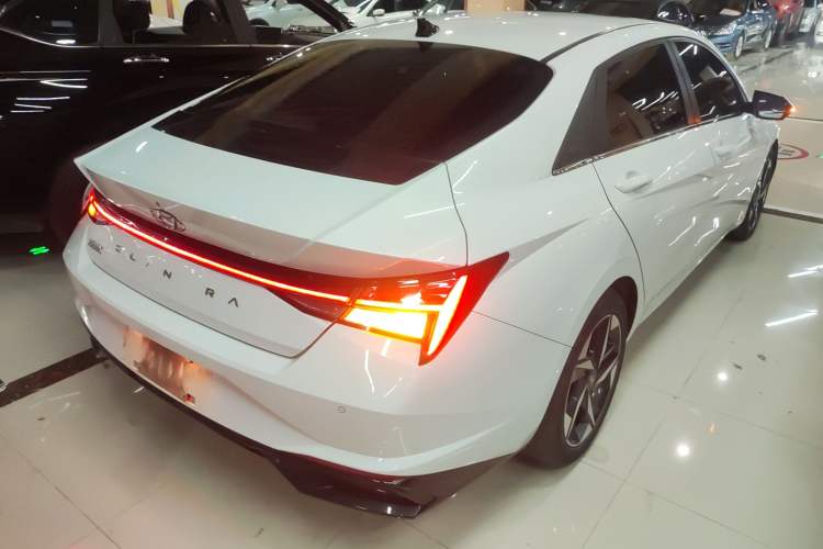 Used Hyundai Elantra 2021 1.5L CVT LUX Prestige Edition Rear Right 45 Deg