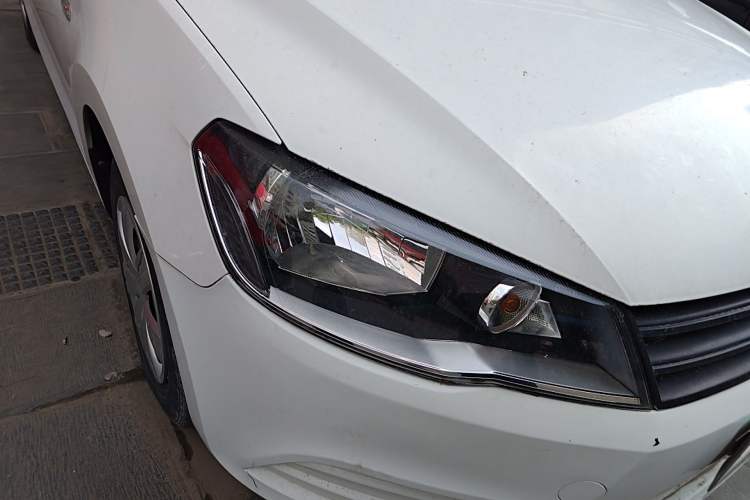Used Volkswagen Jetta 2015 Value Edition 1.6L Manual Fashionable Style Right Front Headlight