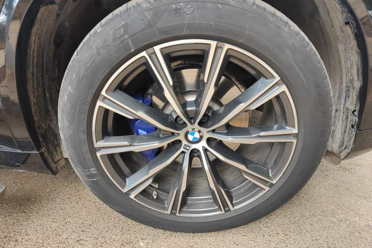 Used BMW X5 2022 Restyled xDrive 30Li Luxury Version M Sport Package Right Front Wheel Hub
