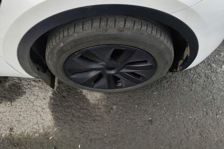 Used Tesla Model Y 2024 Long-Range All-Wheel-Drive Version Right Front Wheel Hub