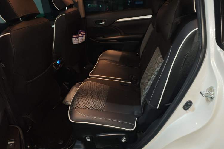 Used Toyota Highlander 2018 2.0T Four-Wheel Drive Luxury Version 7 Seats China VI Standard Left Rear Seat