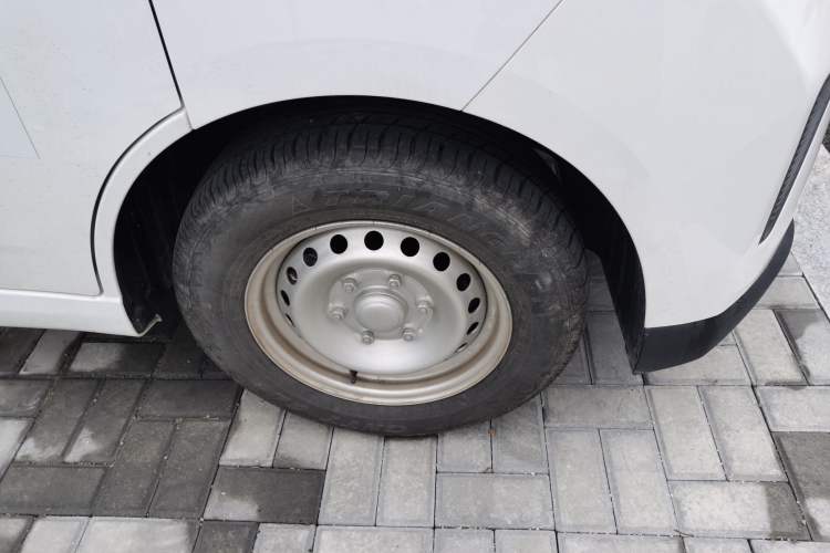 Used Wuling Yangguang 2024 300km Comfort-Grade Passenger Van 60kW Right Front Wheel Hub