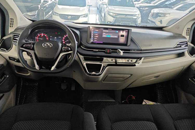 Used SAIC MAXUS Xintu V70 2023 2.0T Elite Edition Automatic Short Wheelbase Low Roof – 5/6 Seats
