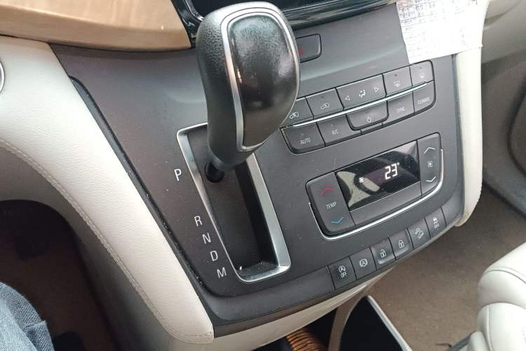 Used Buick GL8 2017 ES 28T Comfort Model China V Standard Gear Lever