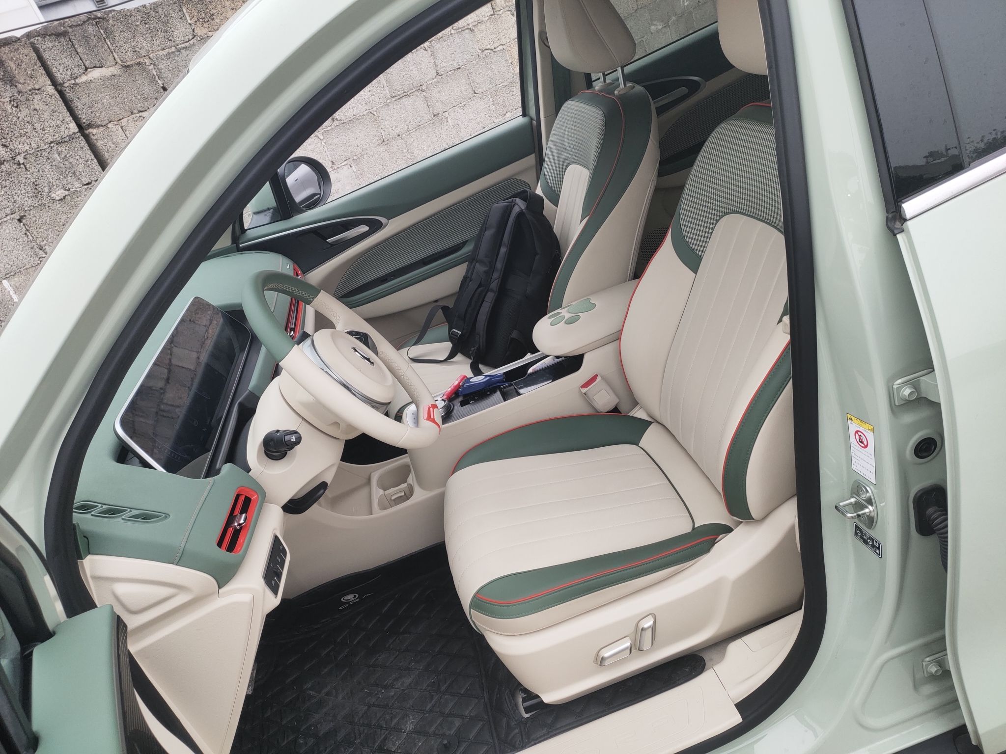 المقاعد الأمامية داخل السيارة