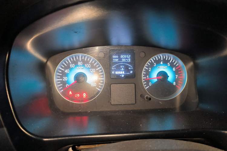 Used Jinbei Gold Hiace 2021 1.6L Box Van Travel Lion 2-Seater Odometer Close Up