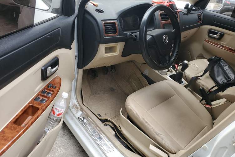 Used Dongfeng Fengon 330 2014 1.5L Manual Utility Version DK15 Driver Seat