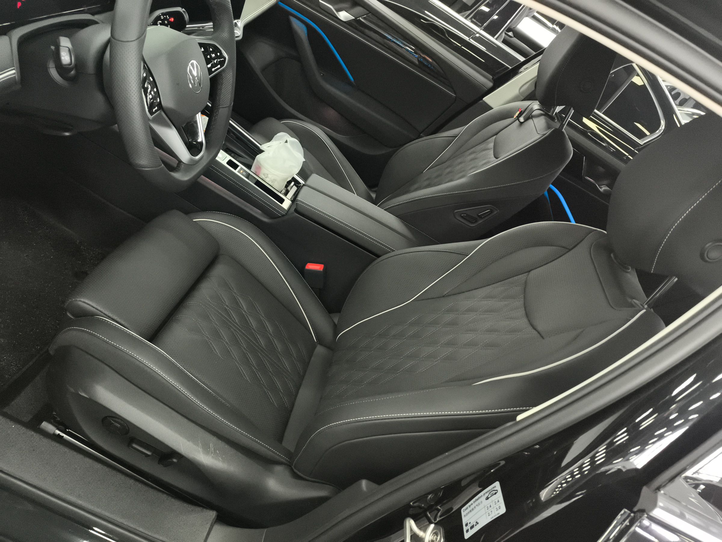 المقاعد الأمامية داخل السيارة