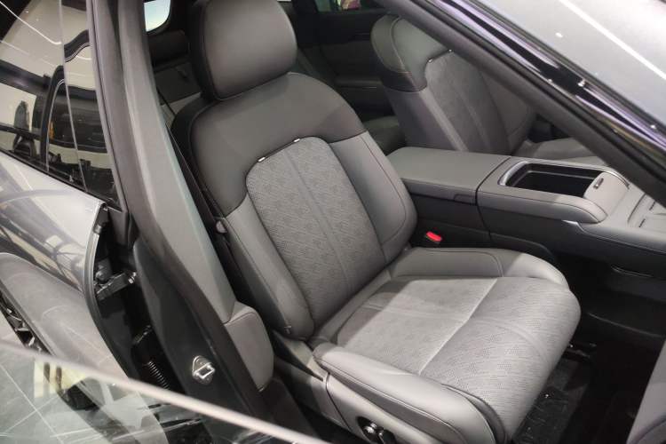 Used Zeekr 7X 2025 100 kWh Long-Range Rear-Wheel Drive with Intelligent Driving Features