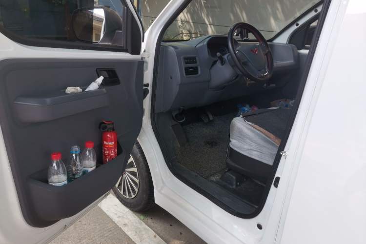 Used Wuling Yangguang 2024 300KM Comfort Version Passenger Van 75kW Interior 3