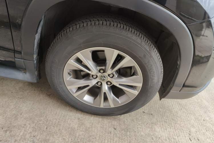 Used Toyota Highlander 2015 2.0T Two-Wheel Drive Elite Edition 5 Seats Right Front Wheel Hub