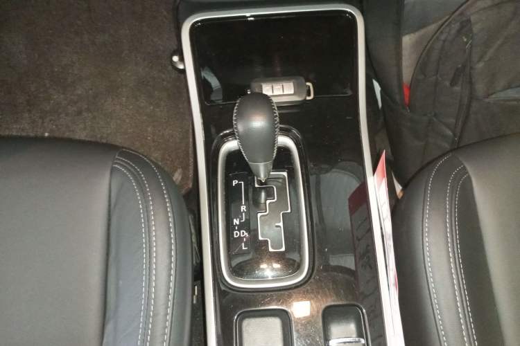 Used Mitsubishi Outlander 2019 2.0L Two-Wheel Drive Comfort Edition 7-Seater China VI Standard