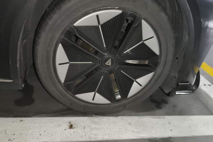 Used Deepal SL03 2022 1.5L 1200 Extended-Range Version Right Front Wheel Hub