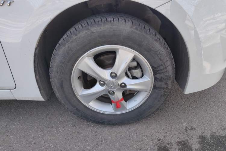 Used Hyundai Verna (older generation) 2014 1.4L Automatic Smart GLS Right Front Wheel Hub