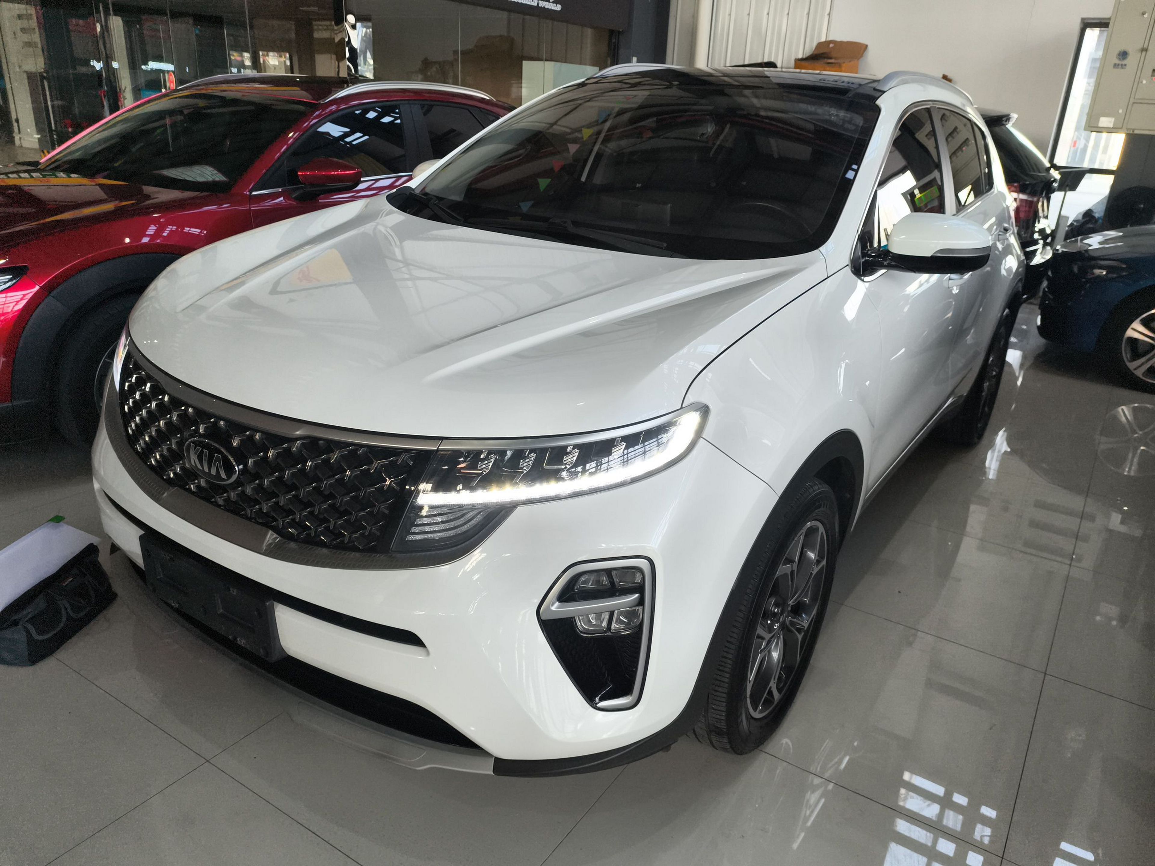 تحت مقدمة السيارة