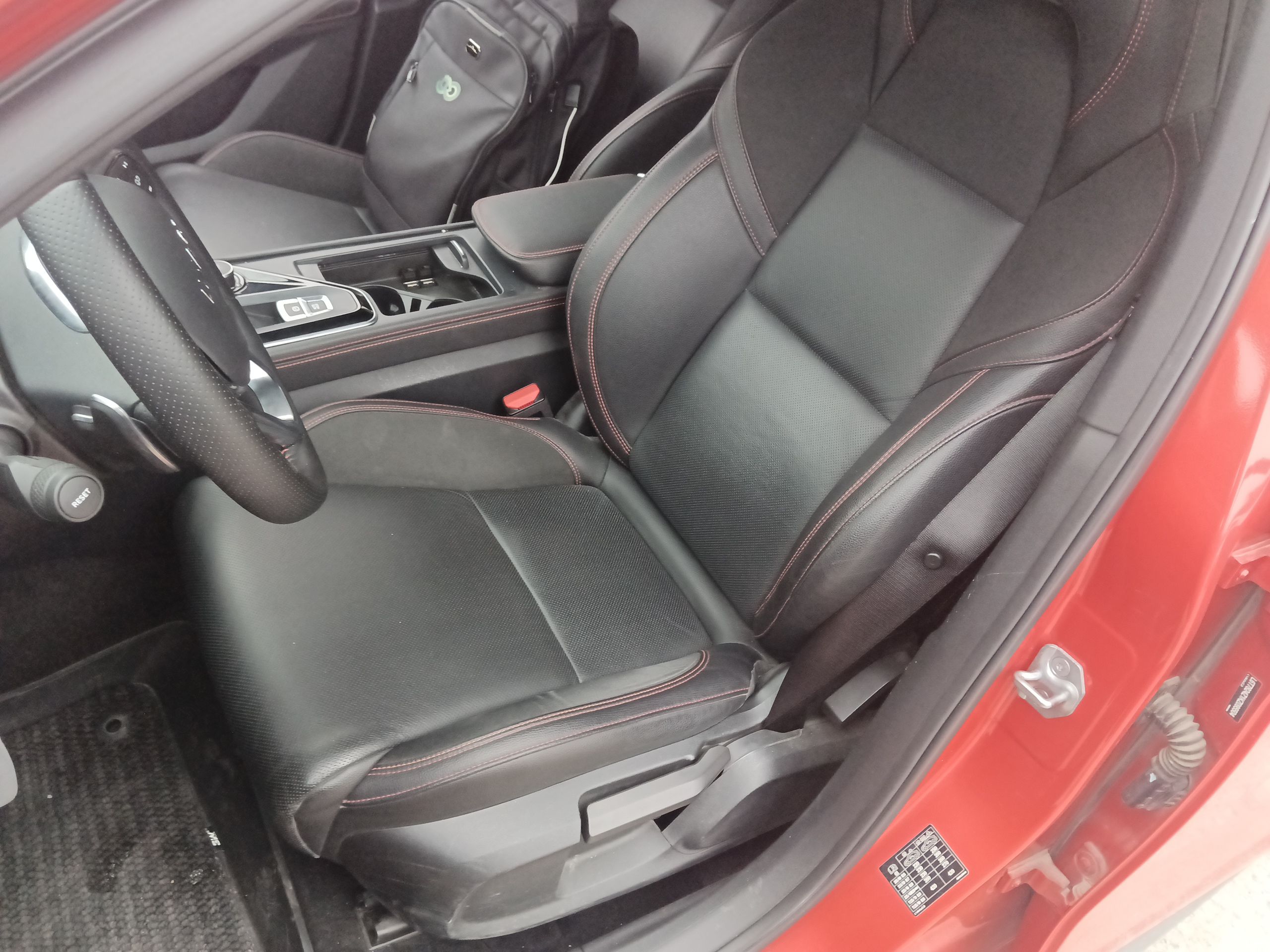 المقاعد الأمامية داخل السيارة