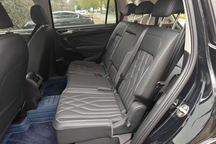 Used Volkswagen Tiguan L 2023 Facelifted 380TSI Automatic All-Wheel Drive R-Line Plus Version 7-Seater
