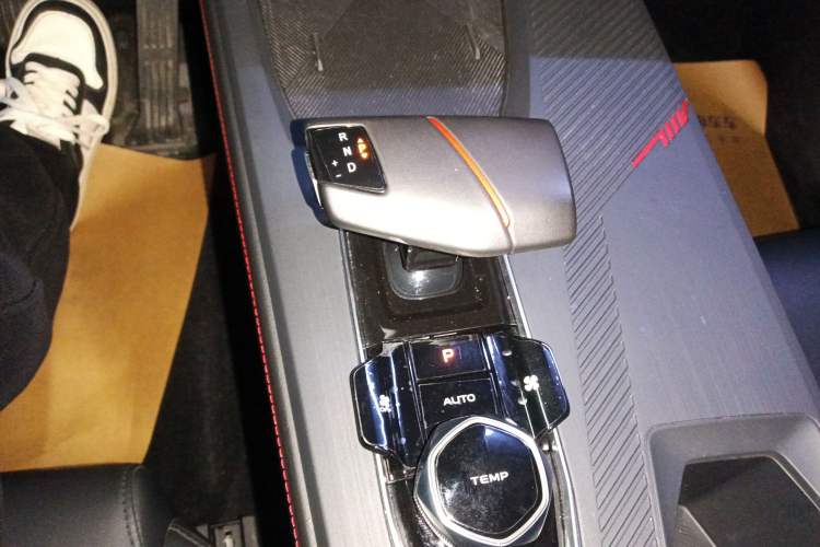 Used CHANGAN OSHAN Z6 2022 Blue Whale 1.5T DCT Smart Edition Gear Lever