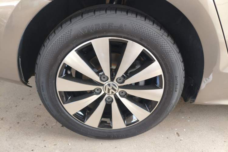 Used Volkswagen Sagitar 2017 230TSI Automatic Comfort Version Right Rear Wheel Hub