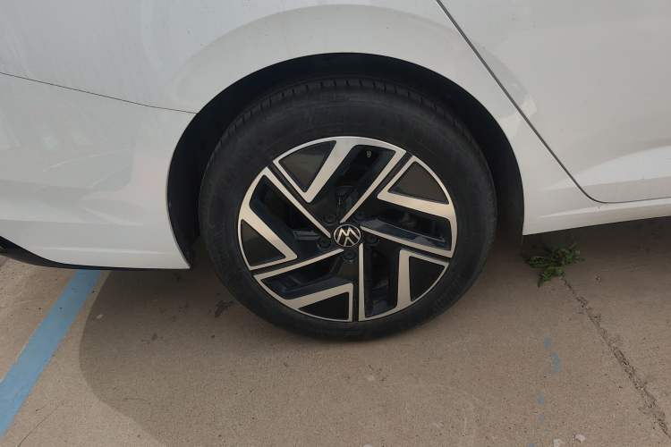 Used Volkswagen Sagitar 2023 300TSI DSG Excellence Edition Right Rear Wheel Hub