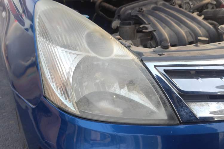 Used Nissan Livina 2010 Jingyue Edition 1.6L Manual All-Around Model Right Front Headlight