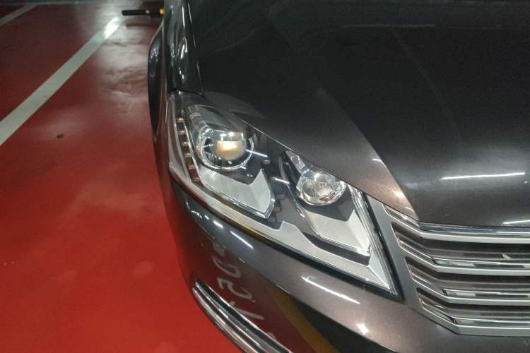 Used Volkswagen Magotan 2012 Revised 1.8TSI Luxury Version Right Front Headlight