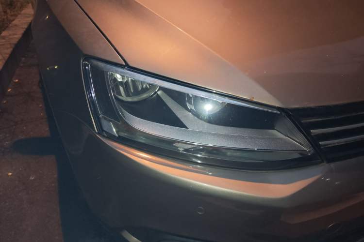 Used Volkswagen Sagitar 2012 1.4TSI Manual Luxury Model Right Front Headlight