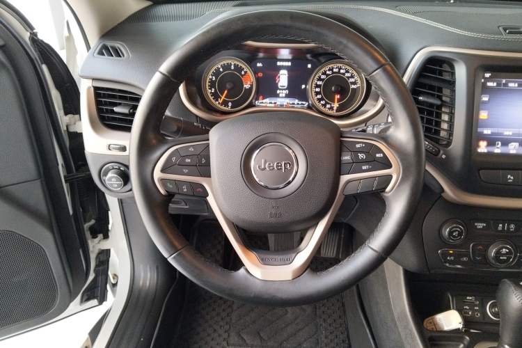 Used Jeep Cherokee 2017 2.0L Superior Edition