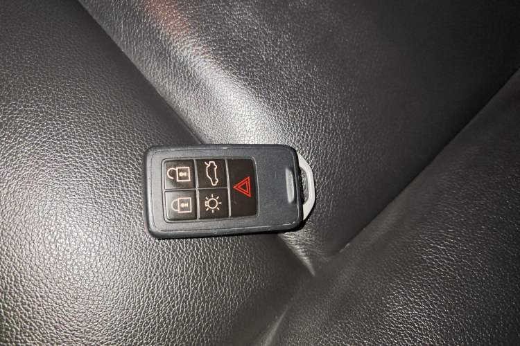 Used Volvo S60 2015 S60L 2.0T Zhiyuan Edition
