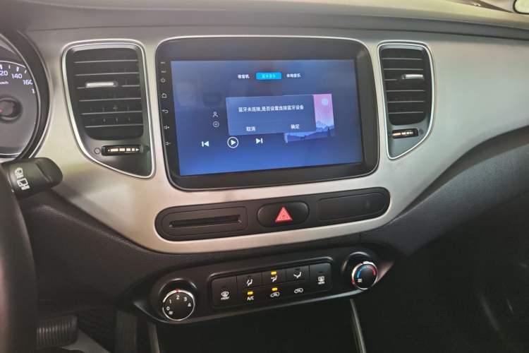 Used Kia Carens 2013 2.0L 7-Seater Automatic Standard Version China IV Standard Audio And AC Panel